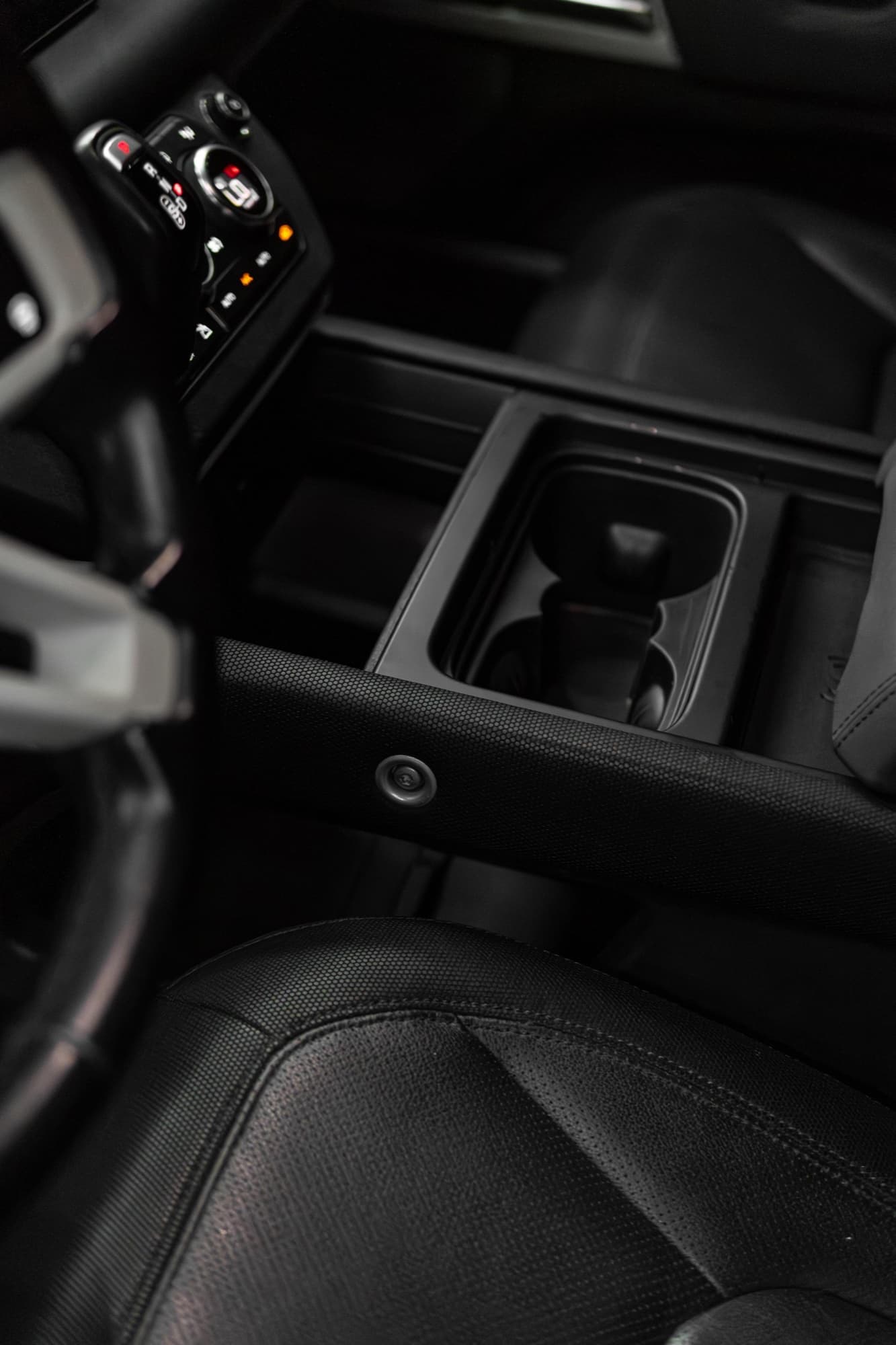 Land Rover Defender P400 X-Dynamic - Image 9