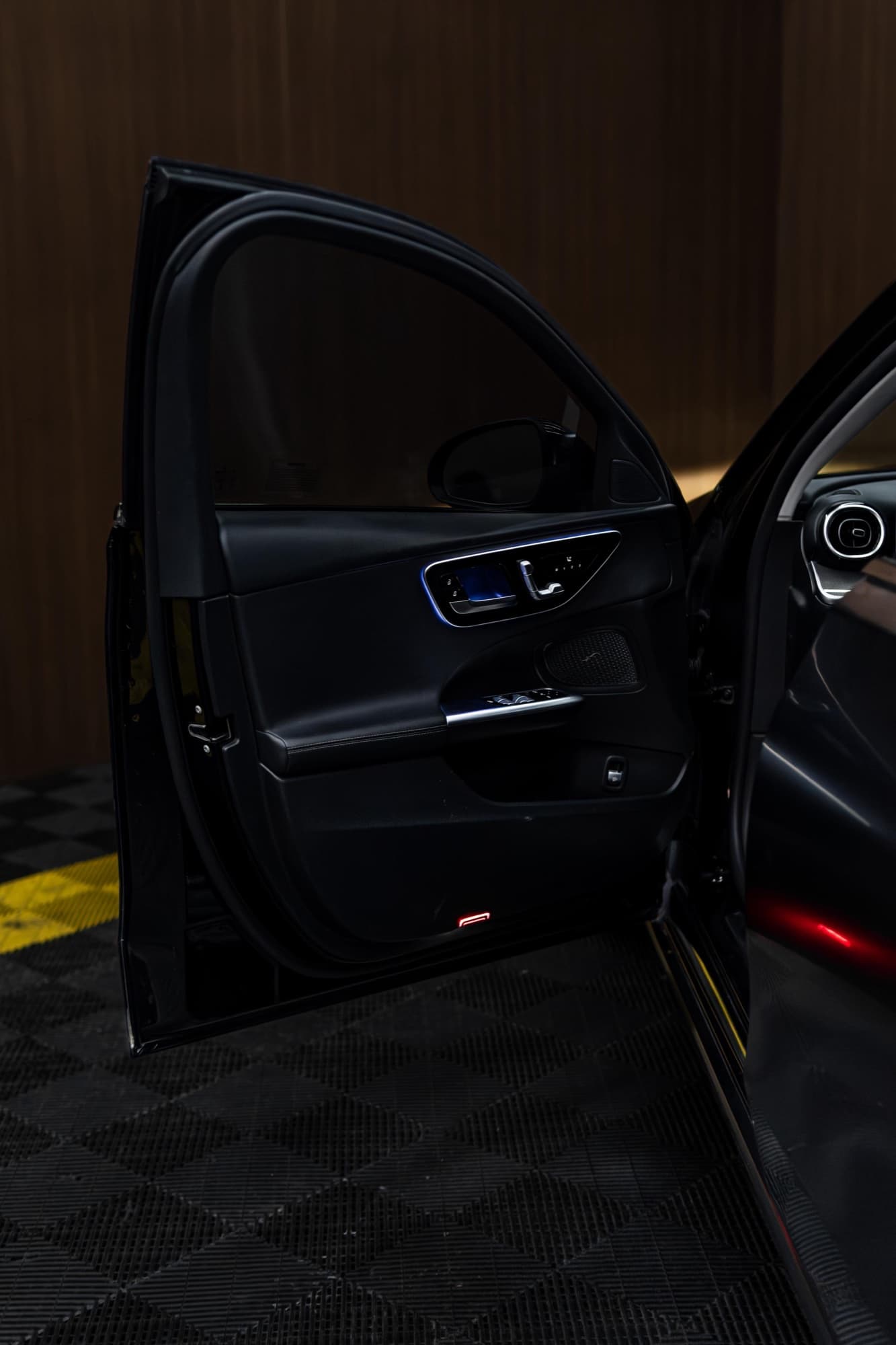 Mercedes-Benz C300 - Image 11